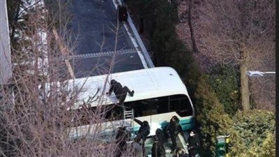 عاجل| بالصور.. المحققون يتسلقون القصر الرئاسي باستخدام السلالم لإعتقال 