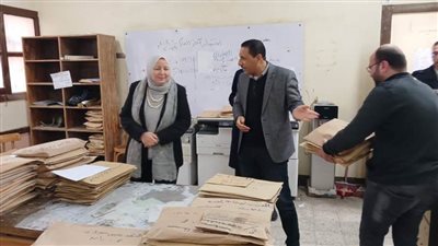 وكيل تعليم بني سويف داخل مقر توزيع الأسئلة لسنوات النقل بإدارة سمسطا