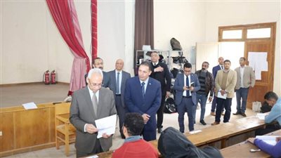 رئيس جامعة المنيا يواصل جولاته لمتابعة سير الامتحانات بتفقد لجان كلية الطب البيطري بالمنيا الجديدة