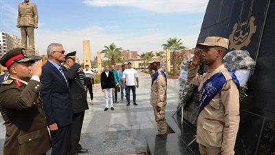  محافظ أسوان يضع أكليل الزهور على النصب التذكاري للشهداء بمناسبة العيد القومي للمحافظة