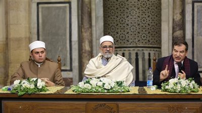 على العلماء والدعاة التصدي للشبهات وأن يفندوها وأن يبينوا ما فيها من أباطيل