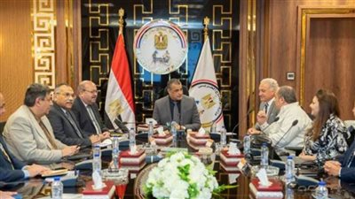 وزير الدولة للإنتاج الحربي يبحث مع وفد 