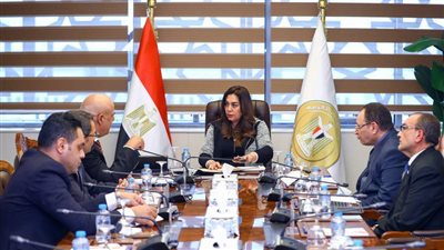 وزيرة التنمية المحلية تتابع مع قطاع المحليات