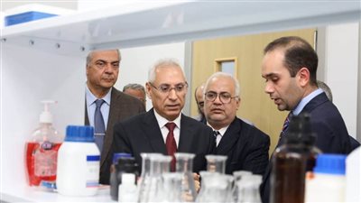 رئيس جامعة المنيا يتفقد بدء تشغيل أول مركز تميز بحثي بكلية الصيدلة