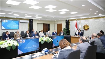 وزير قطاع الأعمال العام يعقد اجتماعه الدوري برؤساء شركات القطن والغزل التابعة