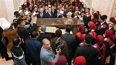 قيادات جامعة قناة السويس وطلابها يشاهدون عظمة المصحف العثماني بدار القرآن في مسجد مصر الكبير