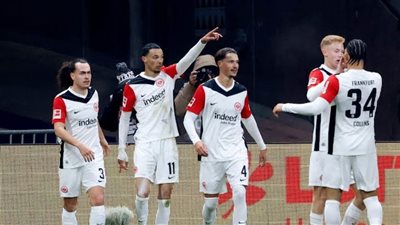 عاجل .. وداعا مرموش .. فرانكفورت يضرب دورتموند بثنائية نظيفة 