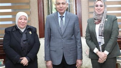 محافظ المنيا يتلقى تقريرًا عن جهود المجلس القومي للمرأة لعام 2024
