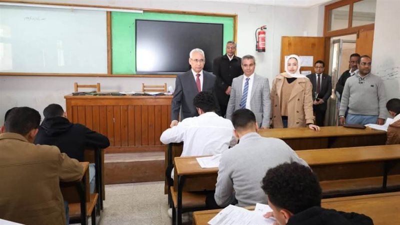 رئيس الجامعة يتفقد