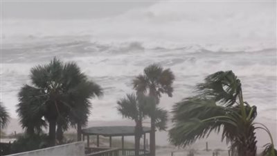 غلق موان أسترالية بسبب الإعصار يهدد التجارة