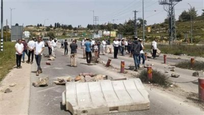 مستوطنون يهاجمون مركبات الفلسطينيين ويغلقون عدة طرق بالضفة الغربية