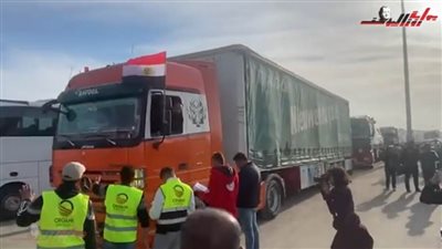 اللحظات الأولى لدخول شاحنات المساعدات عبر معبر رفح لأهل غزة بعد طول انتظار