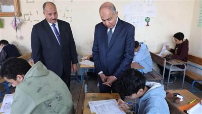  مجازاة 3 مراقبين بالمنيا استخدموا المحمول في تصوير أوراق الامتحان