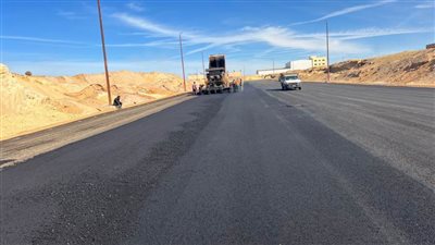 استمرار أعمال رصف الطرق على مساحة 710 أفدنه بالمنطقة الصناعية بالعاشر