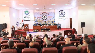 وزير التعليم العالي يعقد اجتماعًا مع الكوادر الطبية بالمستشفيات الجامعية بجامعة العريش