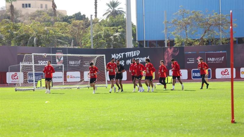 لاعبو الأهلي في التدريبات