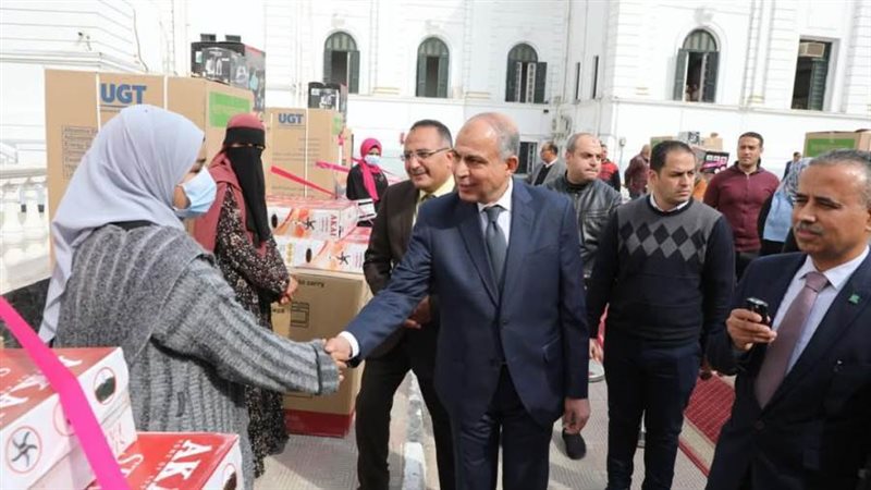 محافظ المنيا يسلم