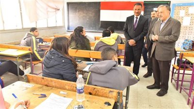 محافظ أسيوط يتفقد لجان الشهادة الإعدادية بمدارس ناصر والرسمية للغات للإطمئنان على سير الامتحانات 