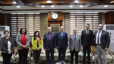 محافظ المنيا يبحث مع رئيس الطائفة الإنجيلية سبل تعزيز التعاون المشترك