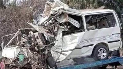 مصرع شخص وإصابة 4 آخرين بحادث اصطدام سيارة بالبحيرة 