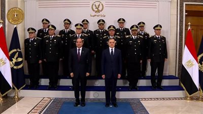 عاجل| الرئيس السيسي يتوسط صورة تذكارية مع وزير الداخلية والمجلس الأعلى للشرطة