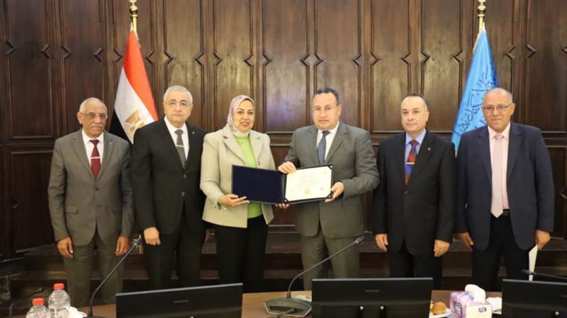 رءيس جامعة الإسكندرية