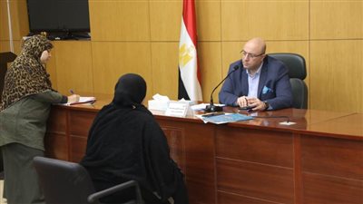 محافظ بني سويف يتابع تنفيذ التوجيهات بشأن الحلول والإجراءات لمشكلات ومطالب المواطنين