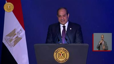 عاجل| الرئيس السيسي يقف دقيقة حدادًا على شهداء مصر