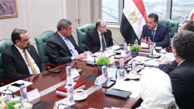  وزير الصحة يناقش الاستراتيجية الوطنية لنفاذ المستحضرات الطبية للأسواق العالمية