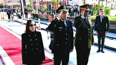 شاهد..محافظ البحيرة ومدير الأمن يضعان إكليلا من الزهور على النصب التذكاري لشهداء الشرطة