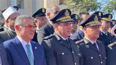 محافظ البحر الأحمر ومدير أمن البحر الأحمر يضع إكليل الزهور على النصب التذكاري لشهداء الشرطة |صور 