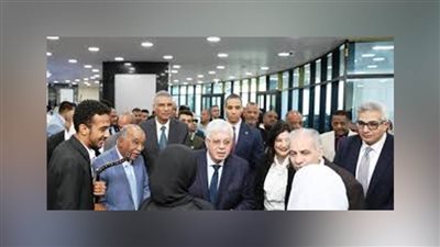 وزير التعليم العالي ومحافظ أسوان يتفقدان معرض الفنون التشكيلية