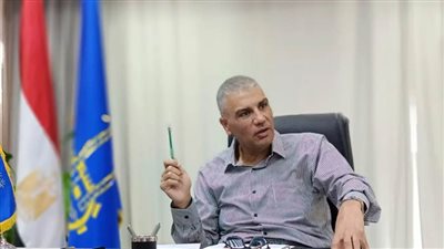 محافظ أسوان يتابع التزام الباعة وأصحاب المحال بخطوط التنظيم