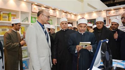 أئمة القاهرة في زيارة لجناح المجلس الأعلى للشئون الإسلامية بمعرض الكتاب