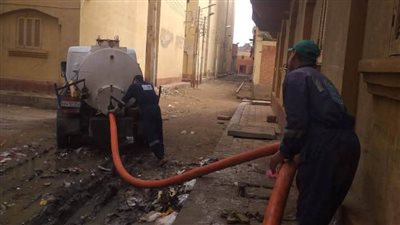 شاهد.. حل مشكلة انسداد غرف الصرف الخاصة بمساكن حي الزهور بالدلنجات 