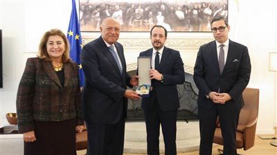 السفير سامح شكري  يتقلد وسام الصليب الأعظم لمكاريوس الثالث