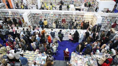 الثقافة: أكثر من 400 ألف زائر في أول أيام الجمهور بمعرض الكتاب
