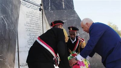 محافظ الوادي الجديد يضع إكليلاً من الزهور على النصب التذكاري لشهداء الشرطة