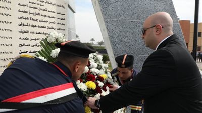 محافظ بني سويف يضع إكليل الزهور على النصب التذكاري للشهداء احتفالاً بعيد الشرطة 73