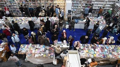 تخفيضات غير مسبوقة تخلق «تظاهرة ثقافية» بأجنحة هيئة الكتاب بالمعرض.. صور