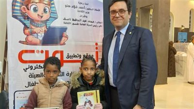 وزير الثقافة يتفقد ركن تطبيق 