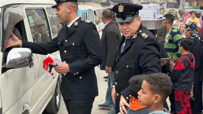 توزيع الورد على قائدى