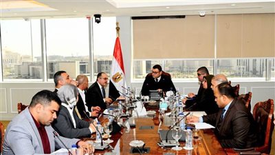 وزير الإسكان يتابع سير العمل بمشروع سد ومحطة 