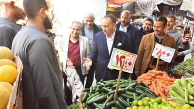 محافظ أسيوط يتفقد سوق الخضار والفاكهة بمنطقة الأربعين لمتابعة توافر السلع 