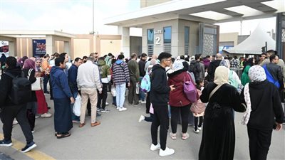 توافد الجمهور على معرض القاهرة للكتاب في رابع أيام فعالياته الثقافية