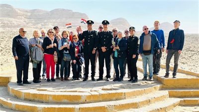 شرطة السياحة والآثار بالمنيا تقدم الورود والهدايا لزائري المناطق الأثرية احتفالا بالعيد الـ73 للشرطة