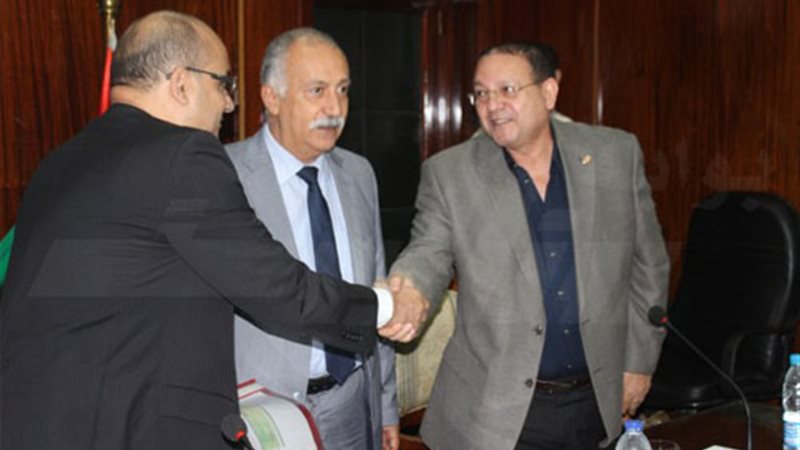 توقيع عقد إنشاء مطار