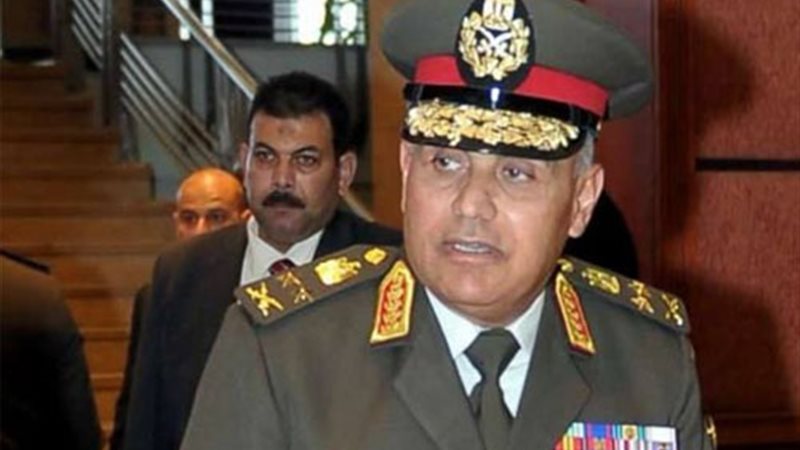 وزير الدفاع يصل مطار