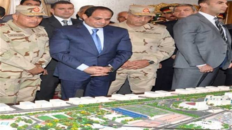 السيسي يستمع لشرح