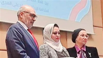  وزيرة البيئة تكرم الكاتبة الصحفية شيرين سامي لفوزها بالمركز الأول في التغطية الإعلامية لقضايا التنمية المستدامة